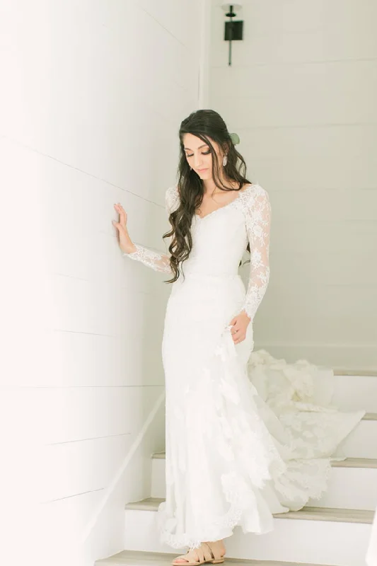 V-neckline Lace Retro Bridal Gown Wedding Dress with Long Sleeves